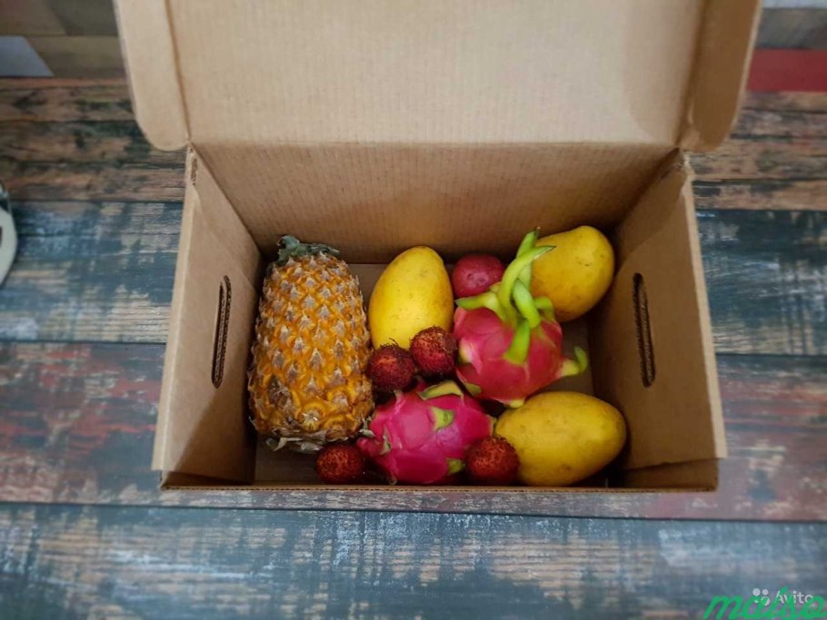 Коробка экзотических фруктов