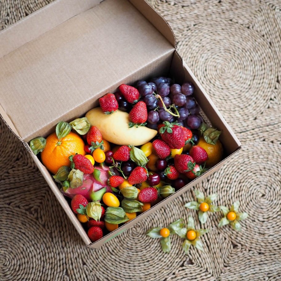 Коробка экзотических фруктов