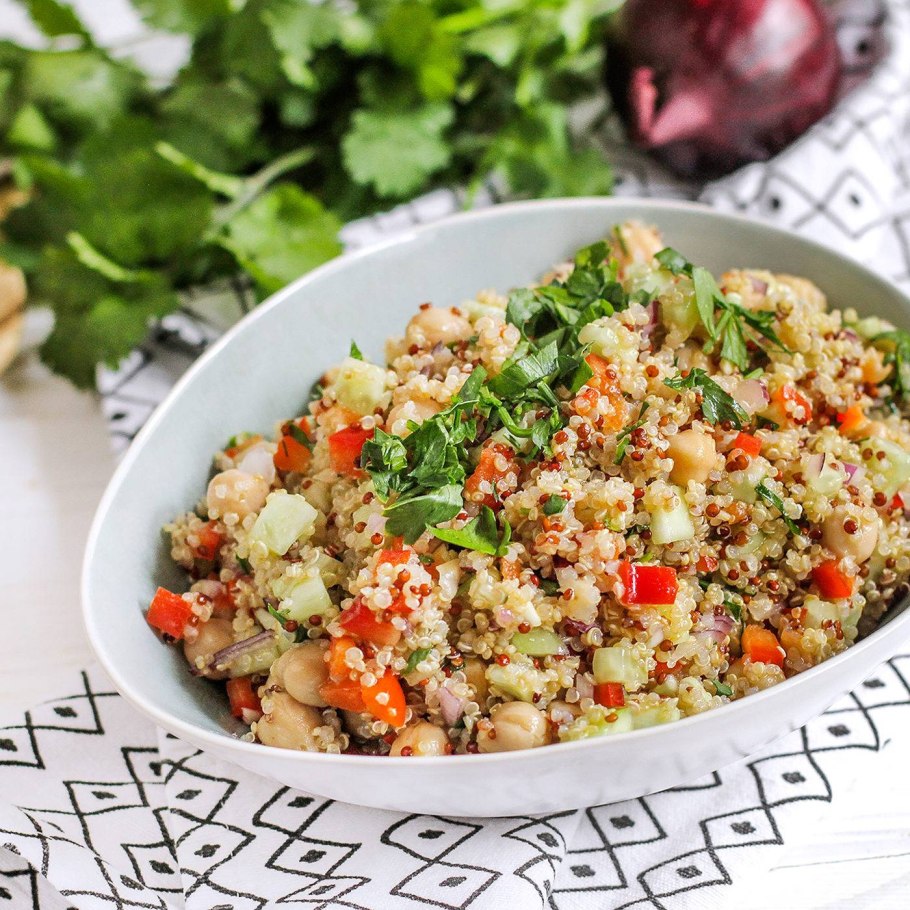 Салат с киноа и куриной грудкой