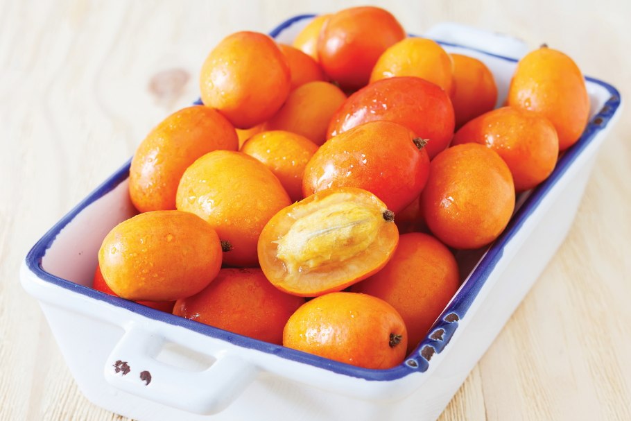 Момбин фрукт на белом фоне