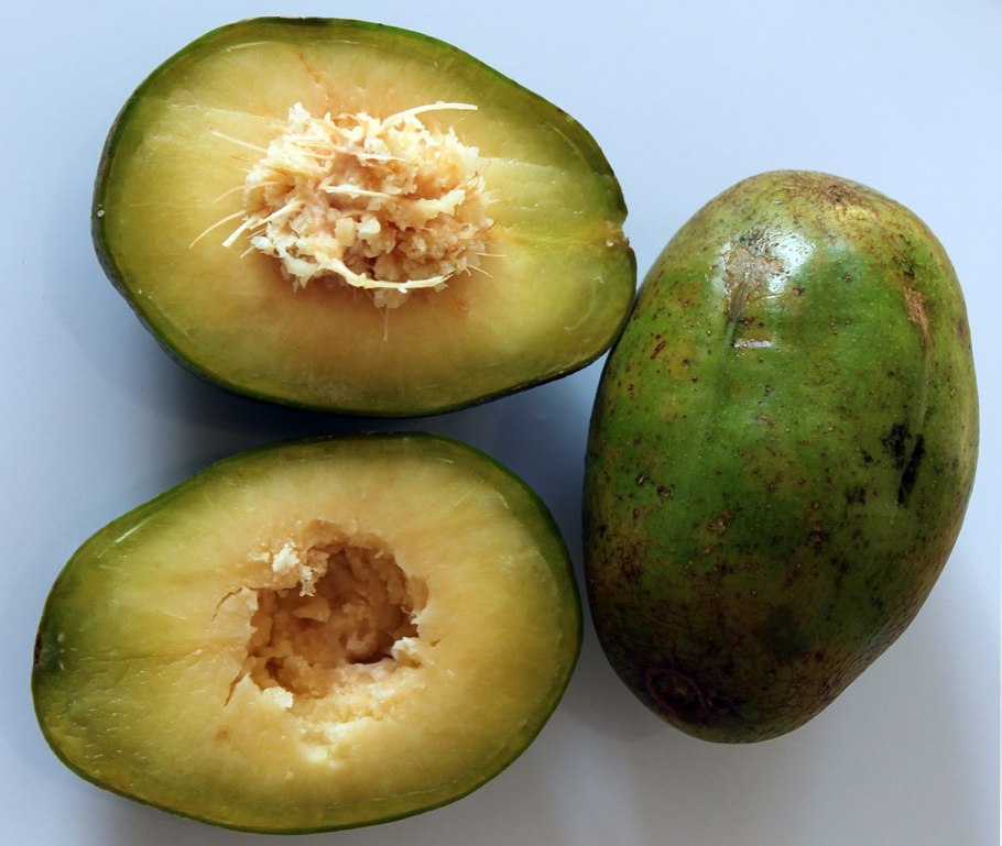 Зеленый фрукт похожий на сливу