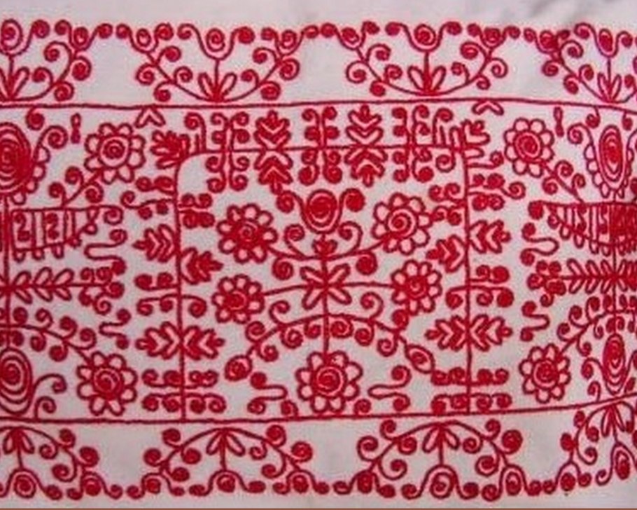 Младенцы и дети в национальном костюме Венгрия