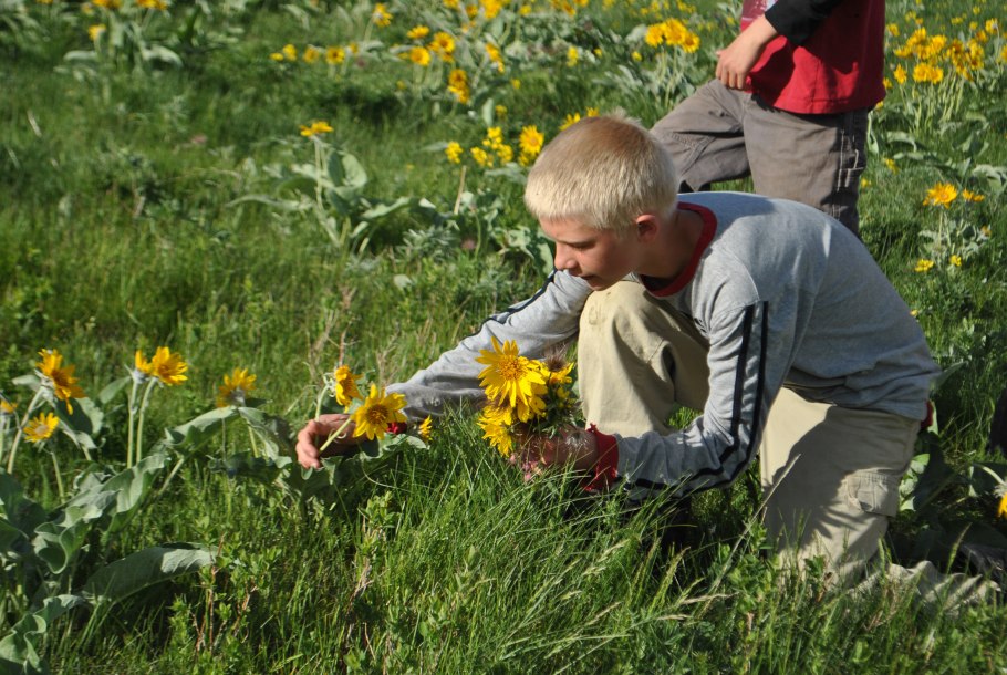 Девушка бежит по траве