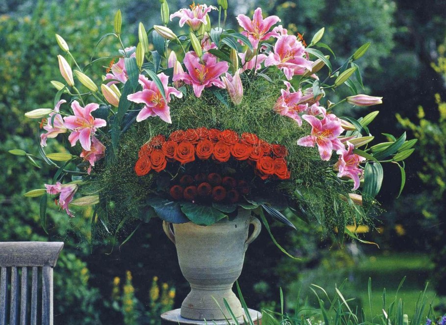 Клумба из лилий