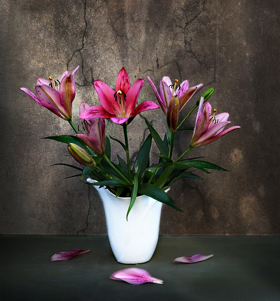 Лилии в комнате