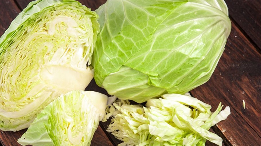 Радужная капуста на белом фоне