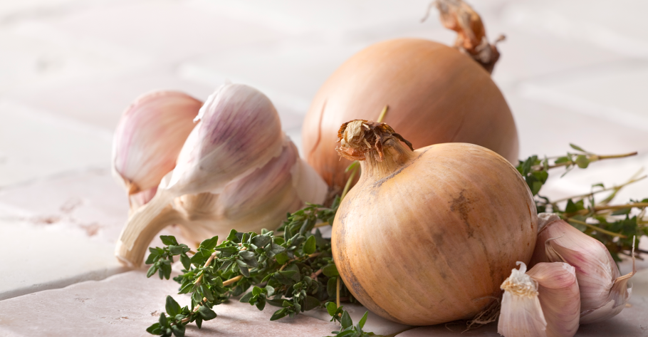 Листья многих деревьев выделяют в воздух особые вещества фитонциды