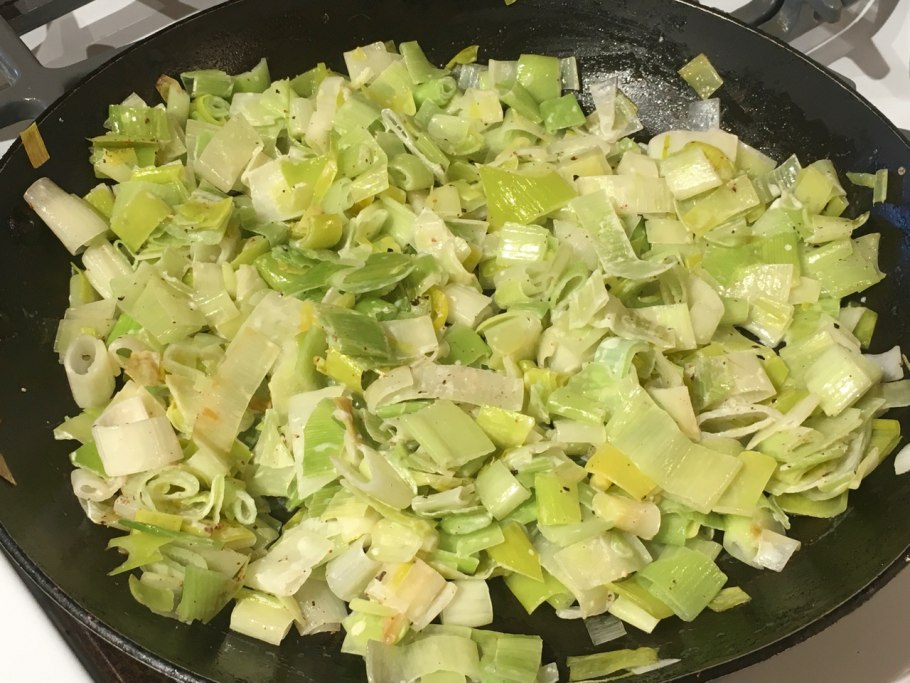 Салат с луком пореем и яйцом