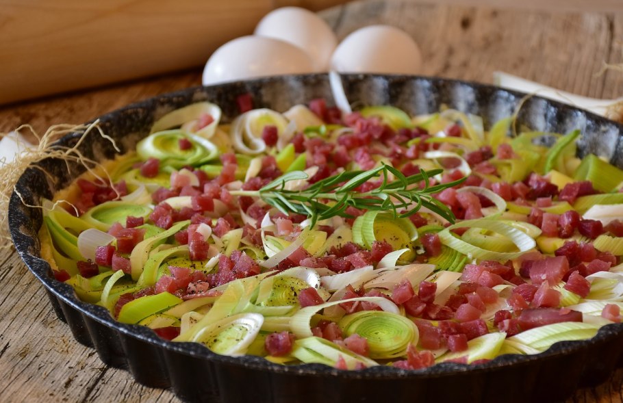 Салат с луком и яйцом
