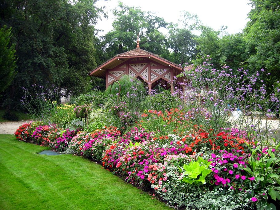Цветник у беседки