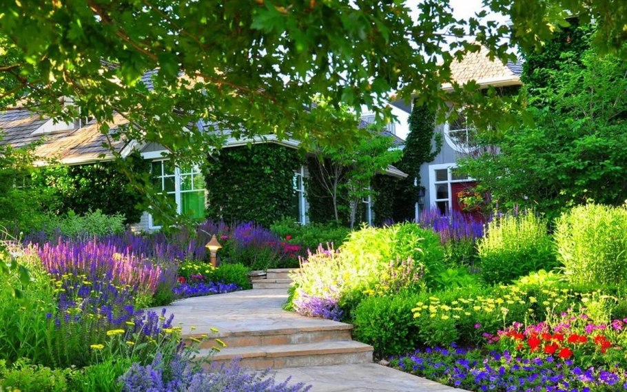 Цветник в саду