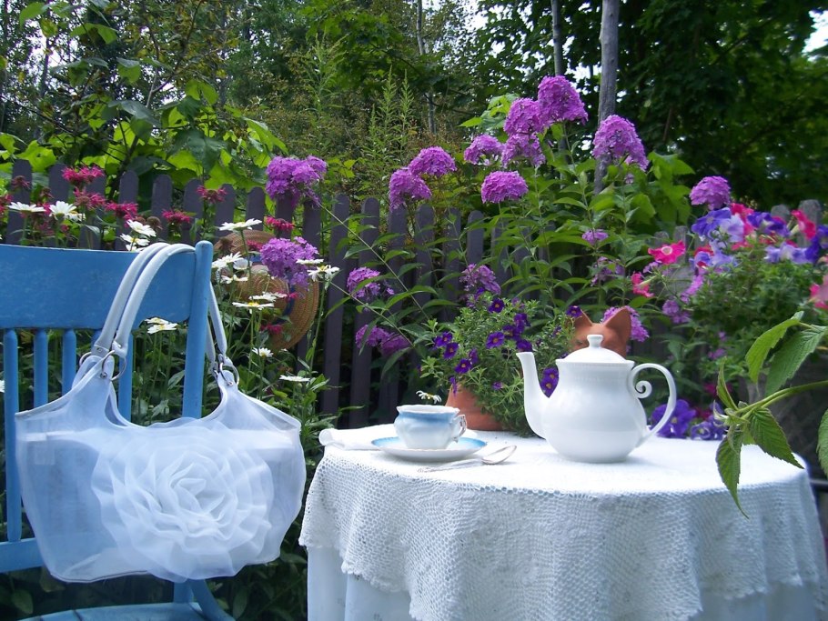 Чаепитие в саду летом