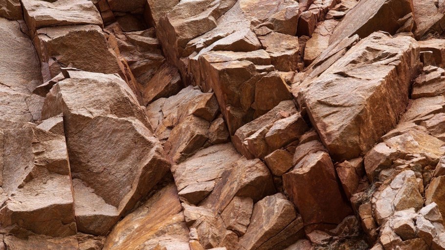 Скала на стене