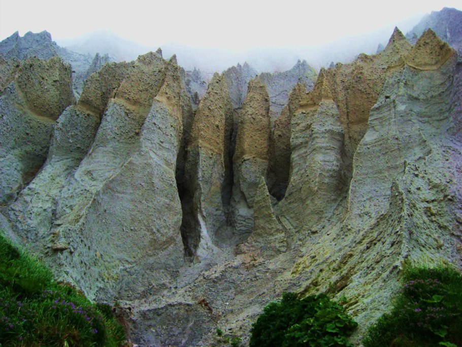 Скалы ловушки Курильские острова
