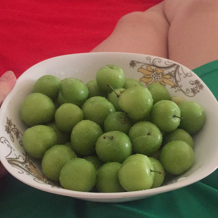 Алыча зеленая большая