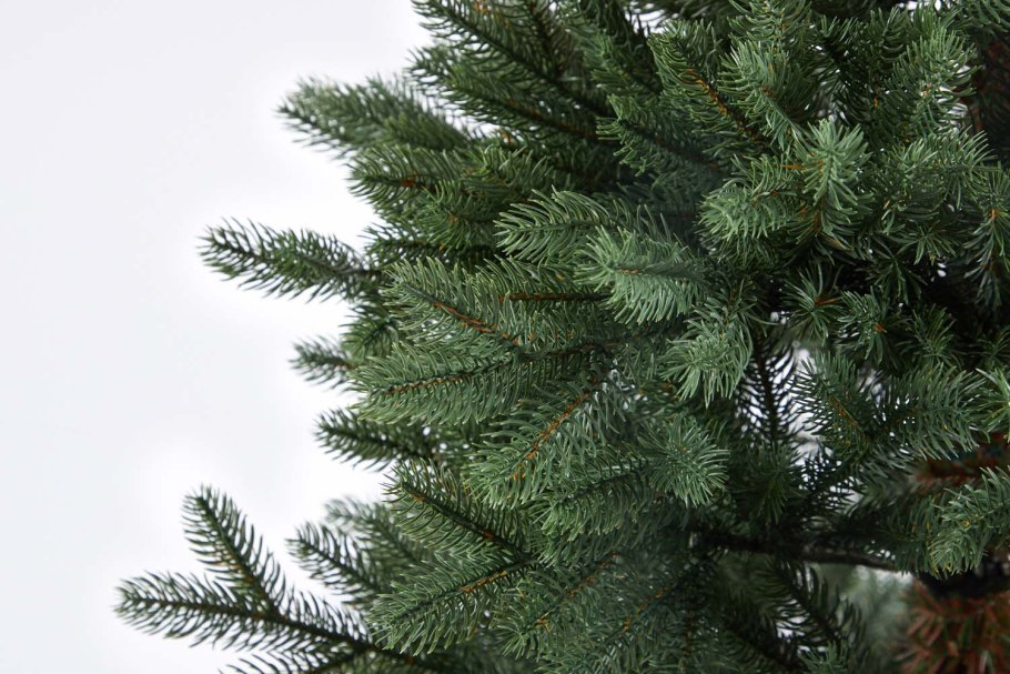 Елка в черном пакете