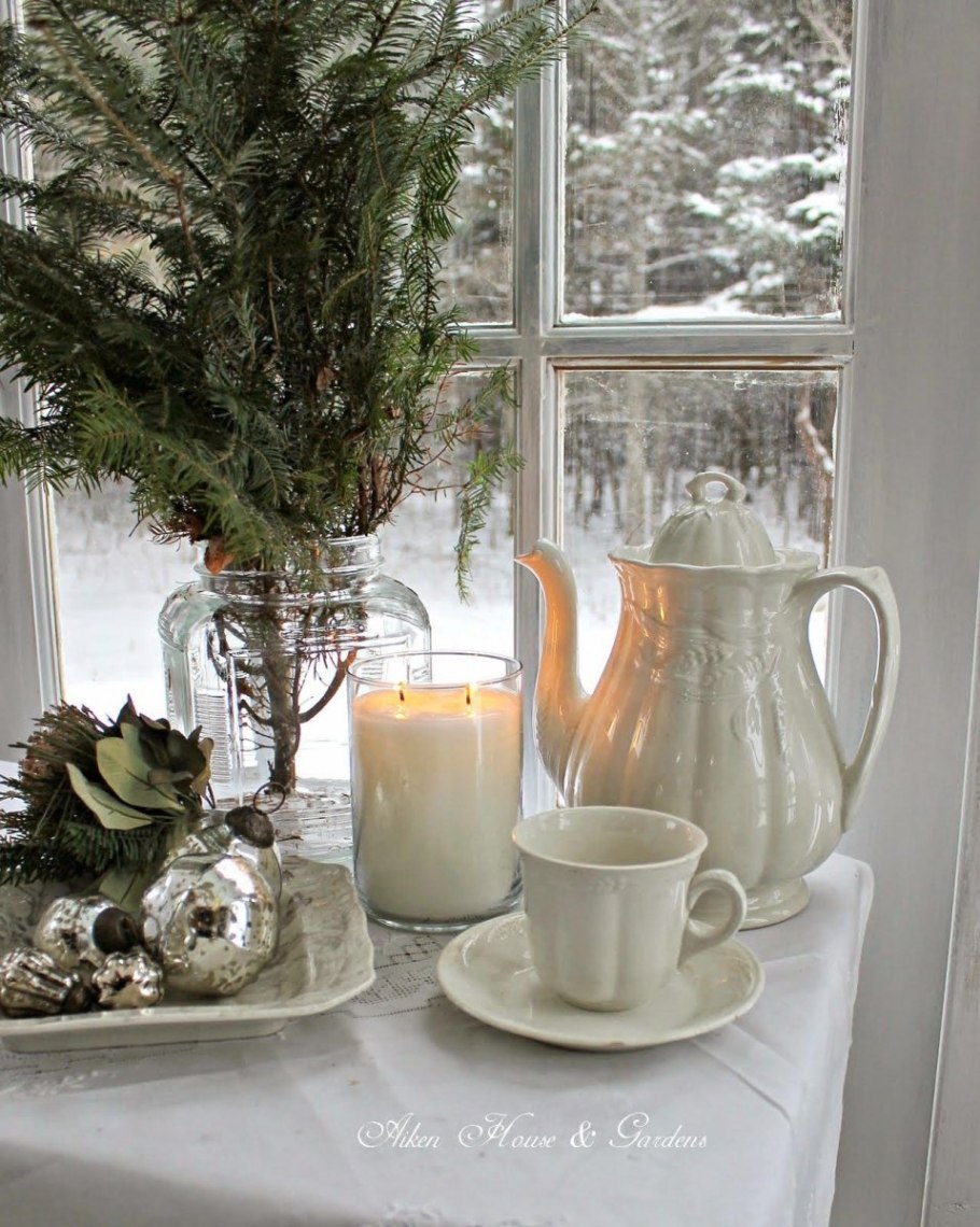 Зелень базилик мята на подоконнике