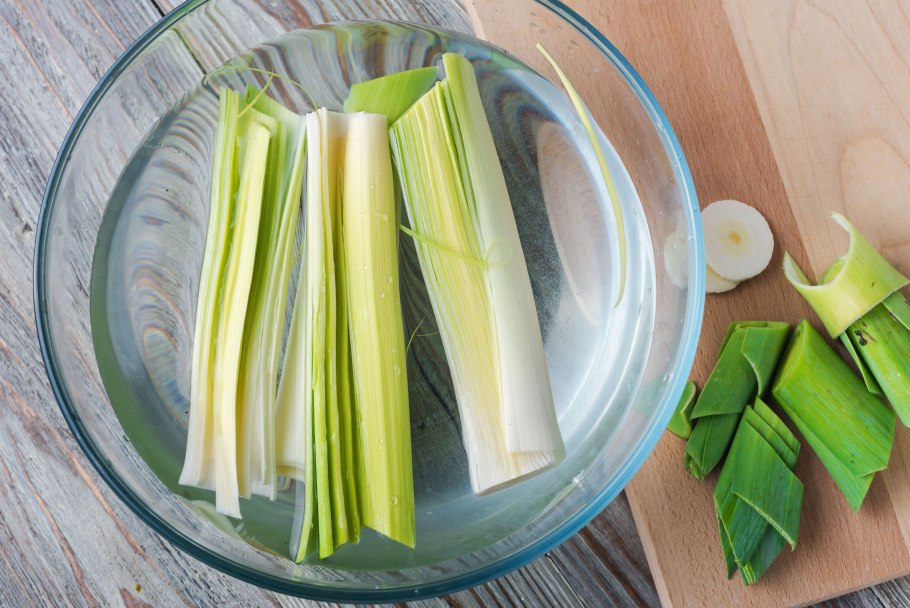 Соль с зелеными перьями лука порея