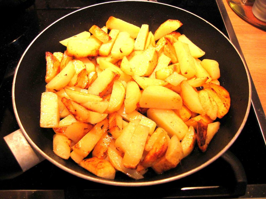 Картошка по-деревенски на сковороде