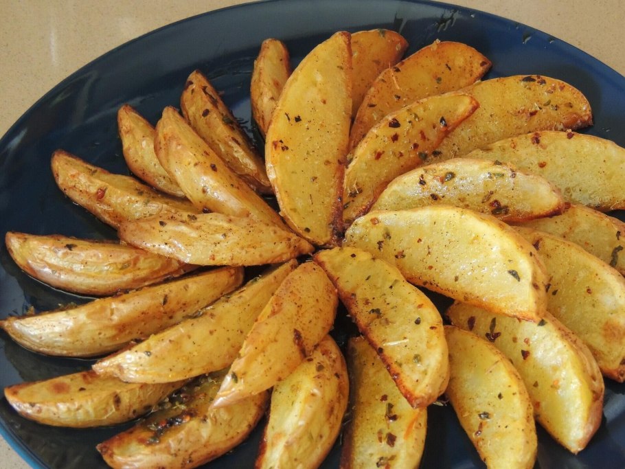 Жареный картофель на сковороде