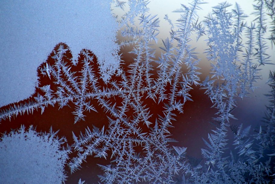 Иней блестит