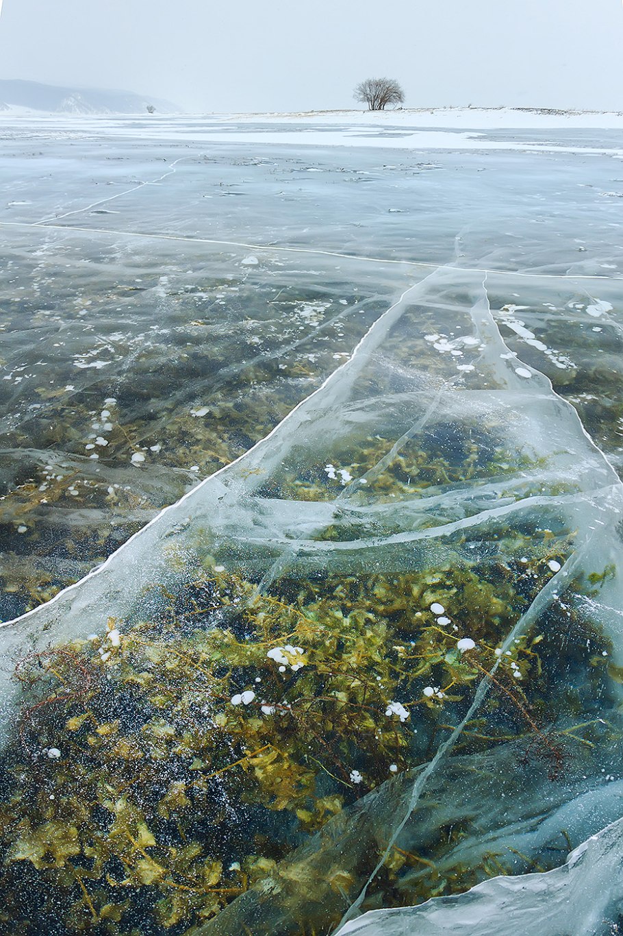 Озеро Байкал подо льдом