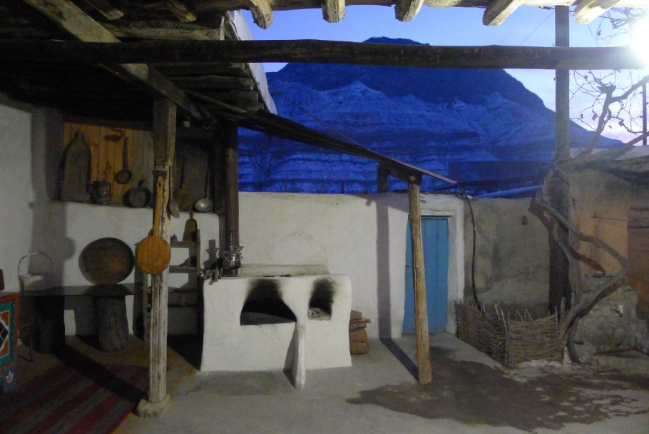 Платан в Дербенте во дворе мечети