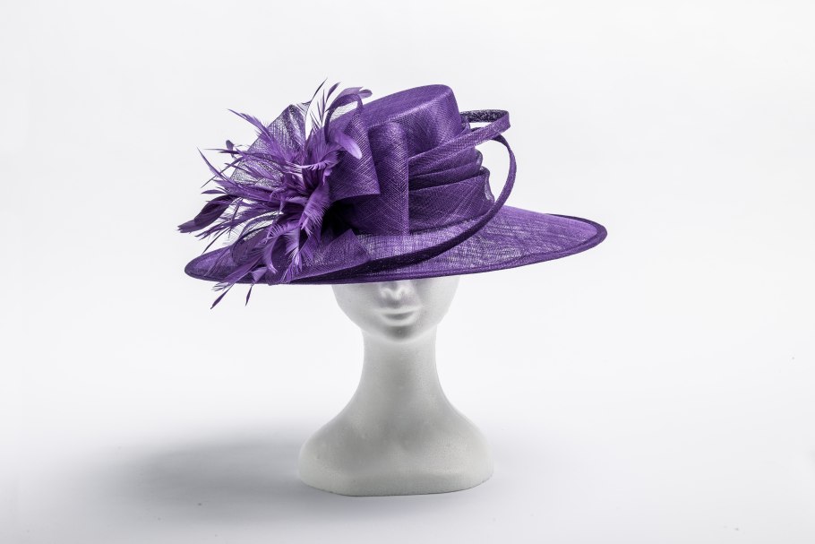 Женщина в фиолетовой шляпке