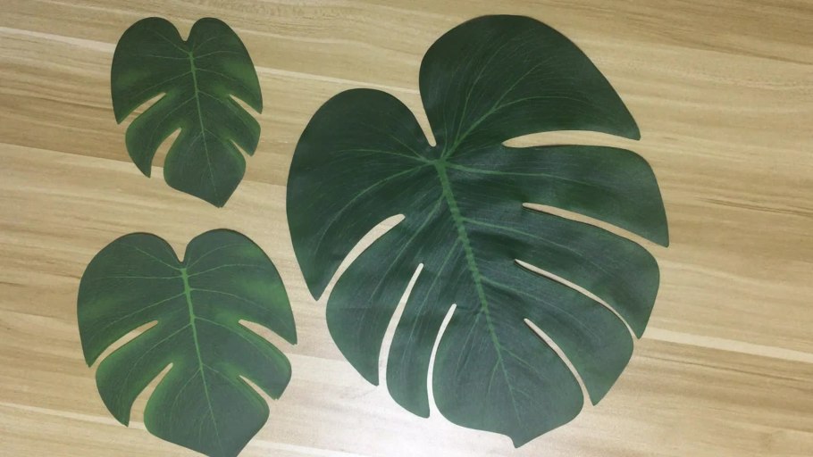 Цветок с резными листьями