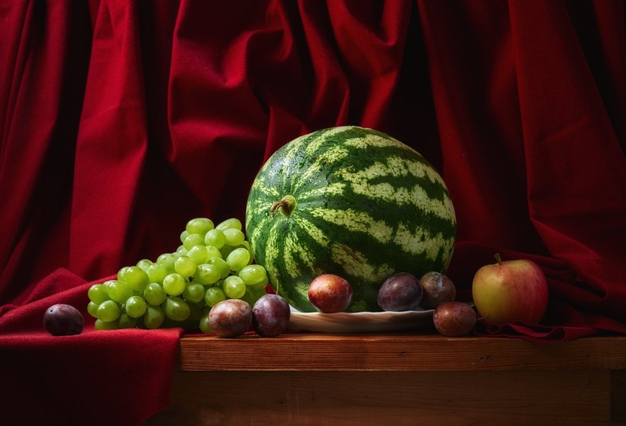 Ребенок ест Арбуз