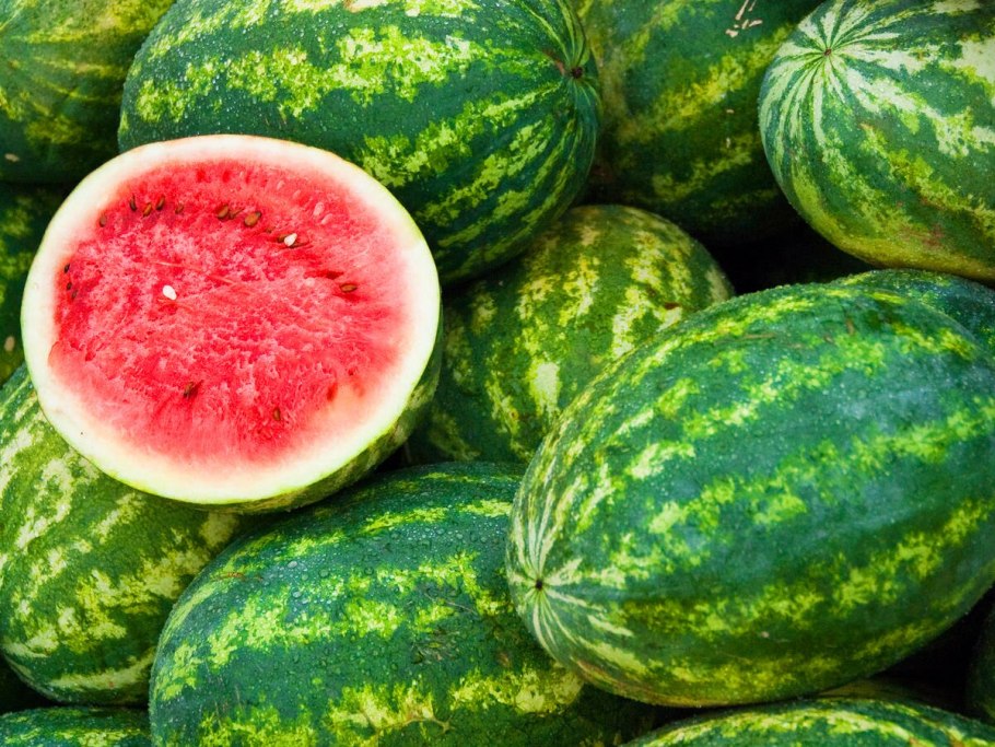 Арбуз красного цвета