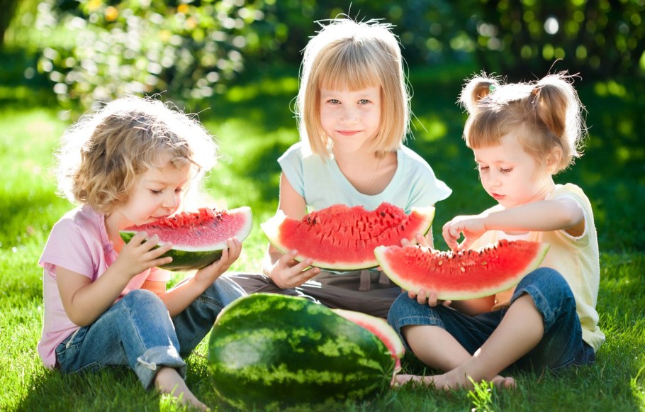 Ребенок с арбузом на голове