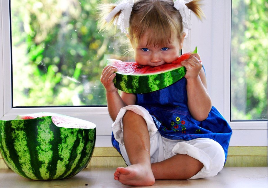 Дети кушают Арбуз