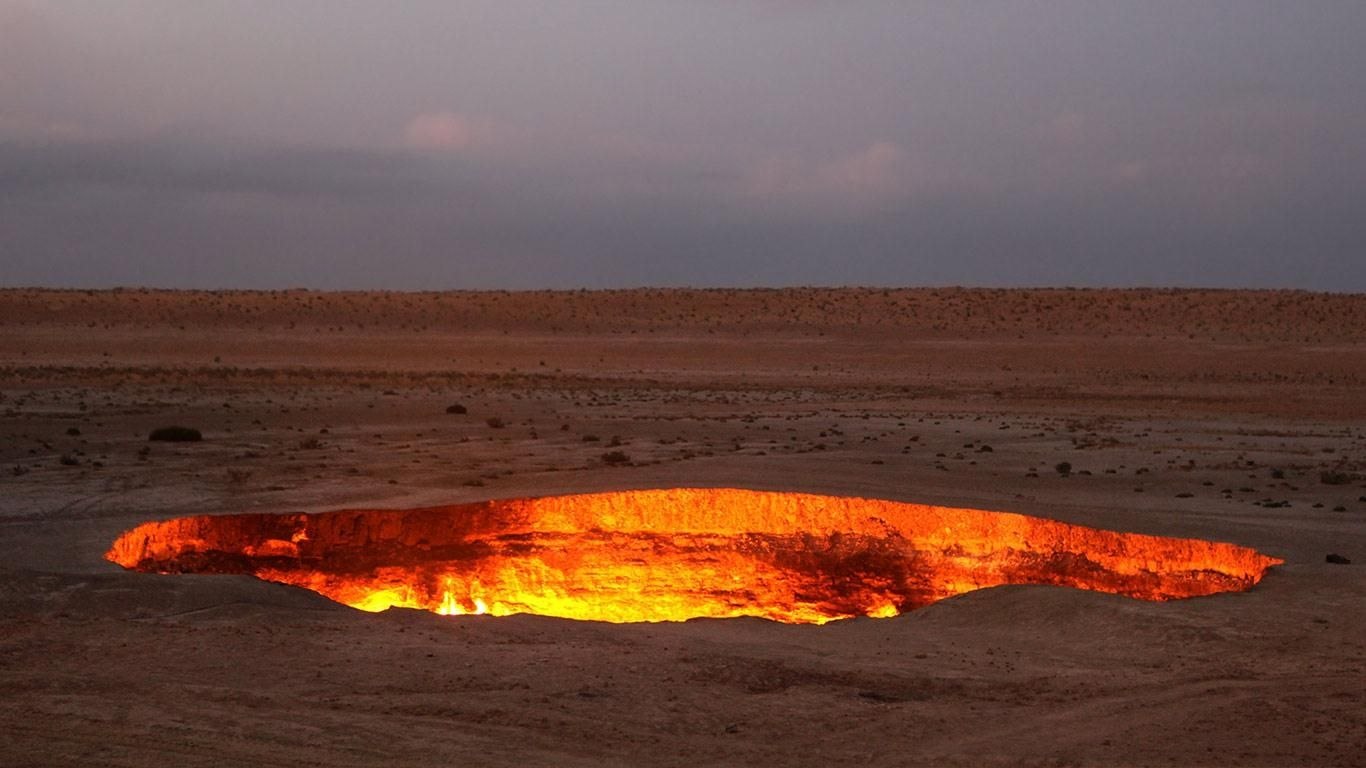 Газовый кратер дарваза в пустыне каракумы. Кратер Дарваза в Туркменистане. "Врата ада" (Дарваза), Туркменистан. Дарваза газовый кратер в Туркменистане. Врата ада в Каракумах.