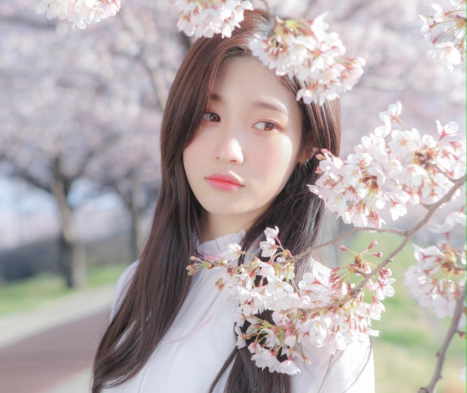 Женщина в цветущем саду