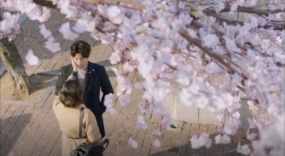 Девушка в цветущей Сакуре