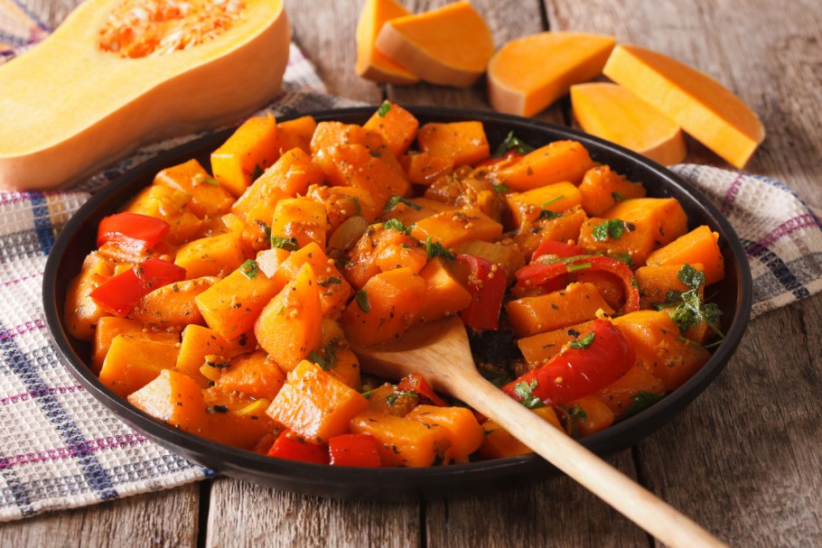 Тушеная морковка с курицей