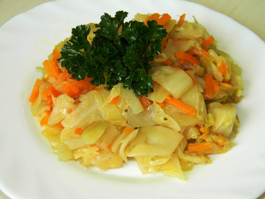 Мясо тушеное с луком и морковью в воде