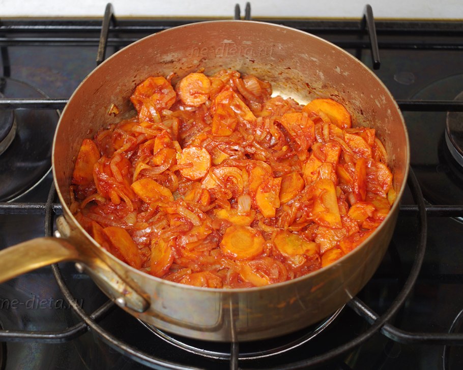 Тушёная говядина с луком и морковью