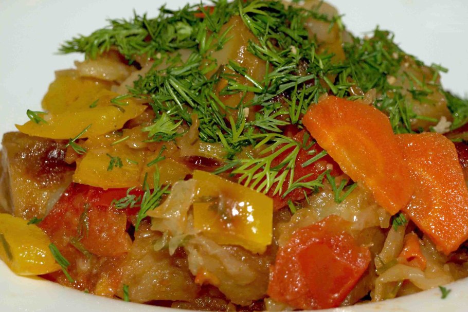 Лук и морковь на сковороде
