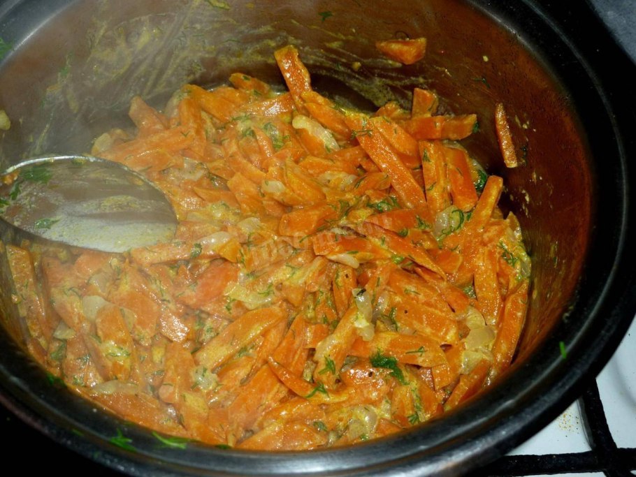 Тушёная рыба с морковкой и луком