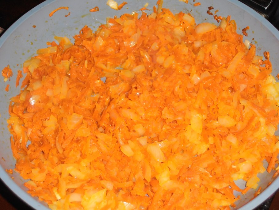 Тушёная морковь с луком