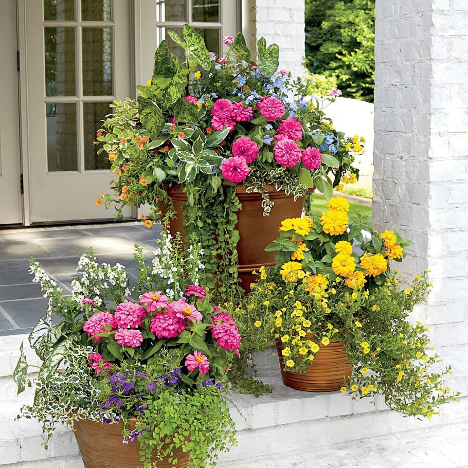 Подвесные кашпо на террасе