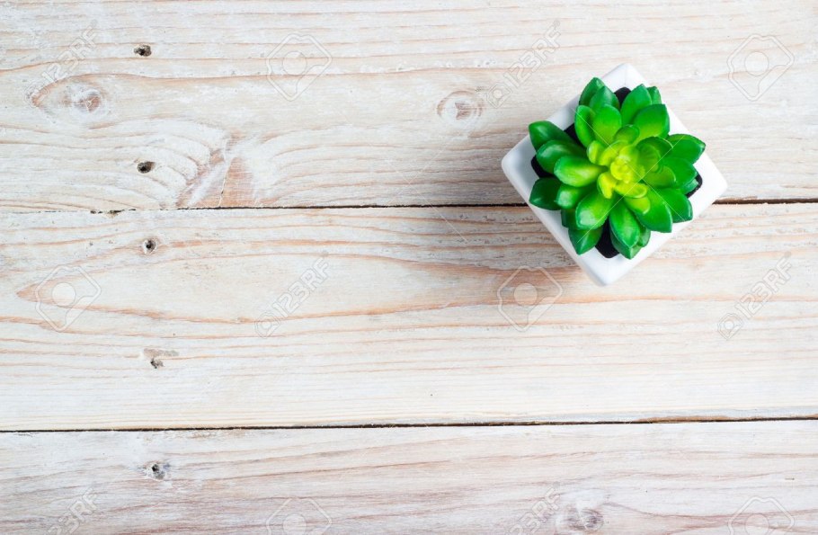 Деревянный стол вид сверху с цветами