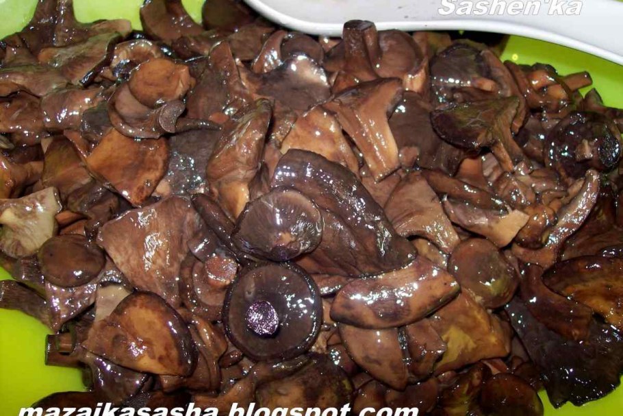 Грузди в кадке