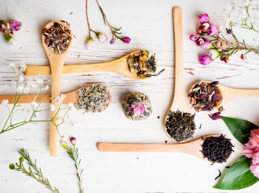 Деревянный стол трава