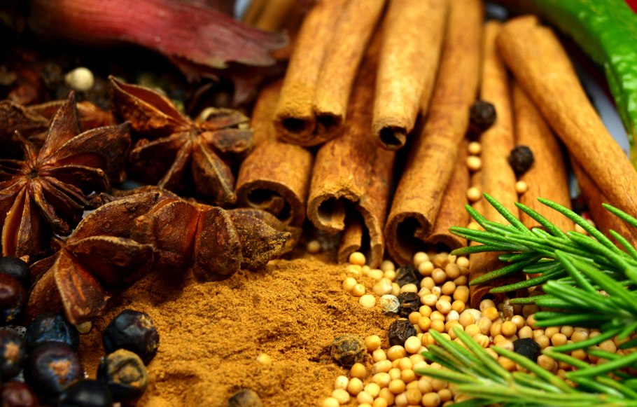 Оранжевые сушеные овощи и фрукты