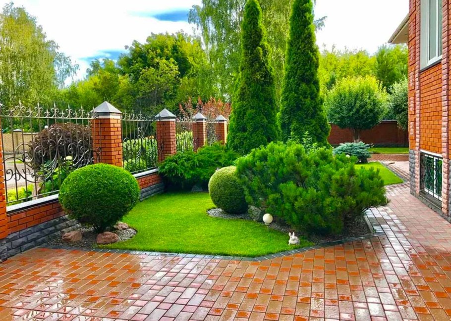 Миксбордер с туей Смарагд