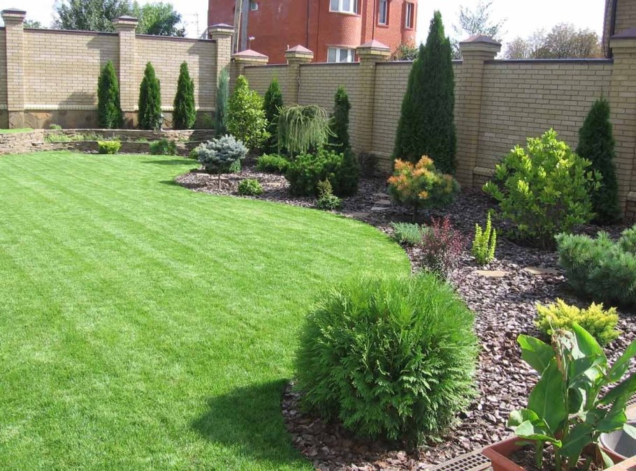 Миксбордер с туей Смарагд