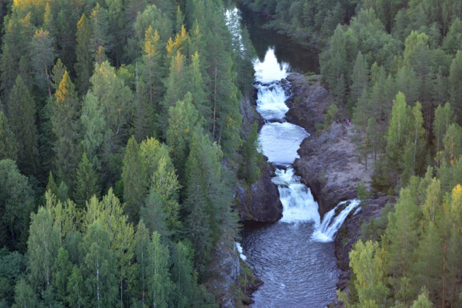 Равнинный водопад в Карелии
